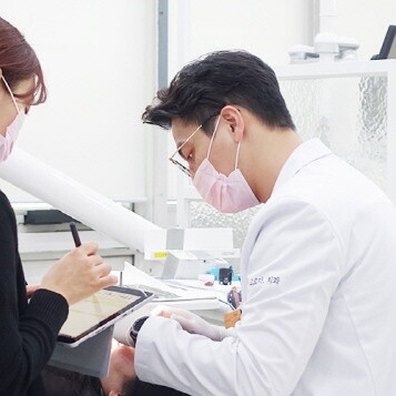 정확도 높이는 네비게이션 임플란트 사후관리도 중요