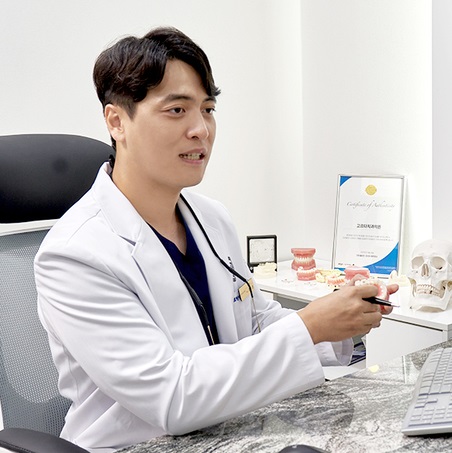 만 65세 이상, 임플란트 고려 시 체크할 사항은
