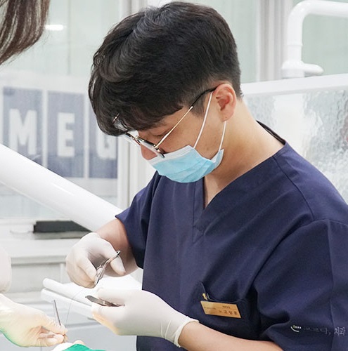 노년층 ‘임플란트’, 시술 전 이것 체크해야
