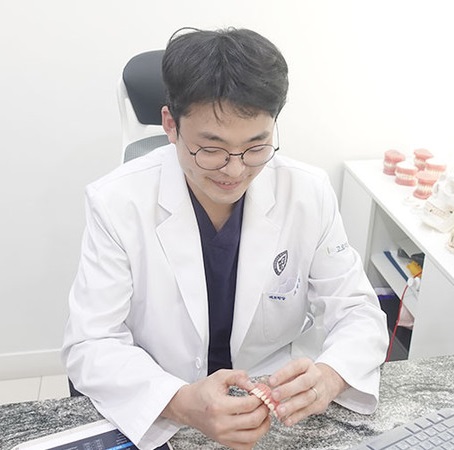 "임플란트 재수술 방지, 철저한 사후관리가 열쇠" , "흡연 피하고 구강 청결하게 유지해야"