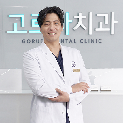 노인 임플란트, 개인 맞춤형 접근이 성공 좌우