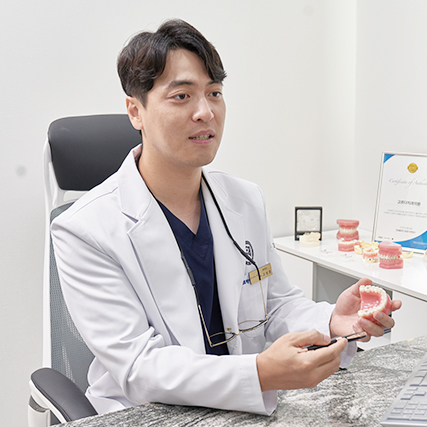 임플란트 염증, ‘심는 것’보다 더 중요한 건 ‘관리’ [고상훈 원장 칼럼]