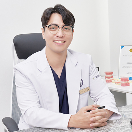 만 65세 이상 노년층, 임플란트 전 꼭 확인해야 할 것들