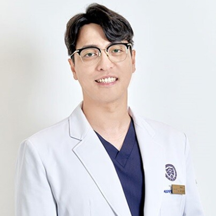 심미성과 기능을 모두 고려한 앞니 임플란트, 정밀 진단 필수