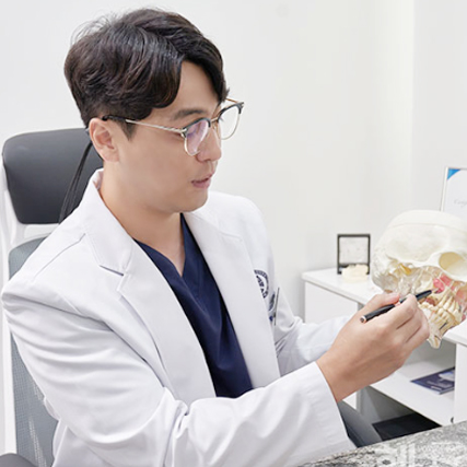 “틀니보다 임플란트”... 노년층 치과 치료, 선택 아닌 필수로 [고상훈 원장 칼럼]