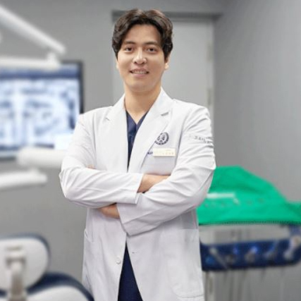 [기고문] 노인임플란트, 정밀 진단과 맞춤 치료로 부작용 최소화해야
