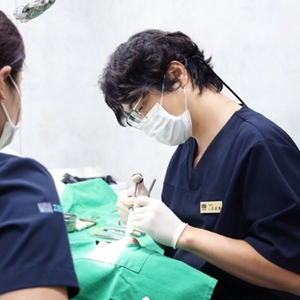 앞니 임플란트, 기능과 심미 만족하려면? 숙련된 기술 필수